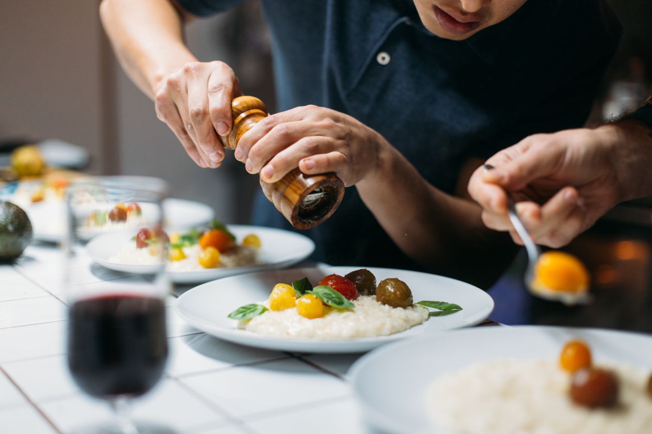 BHP w gastronomii – jak zadbać o bezpieczeństwo personelu i żywności?