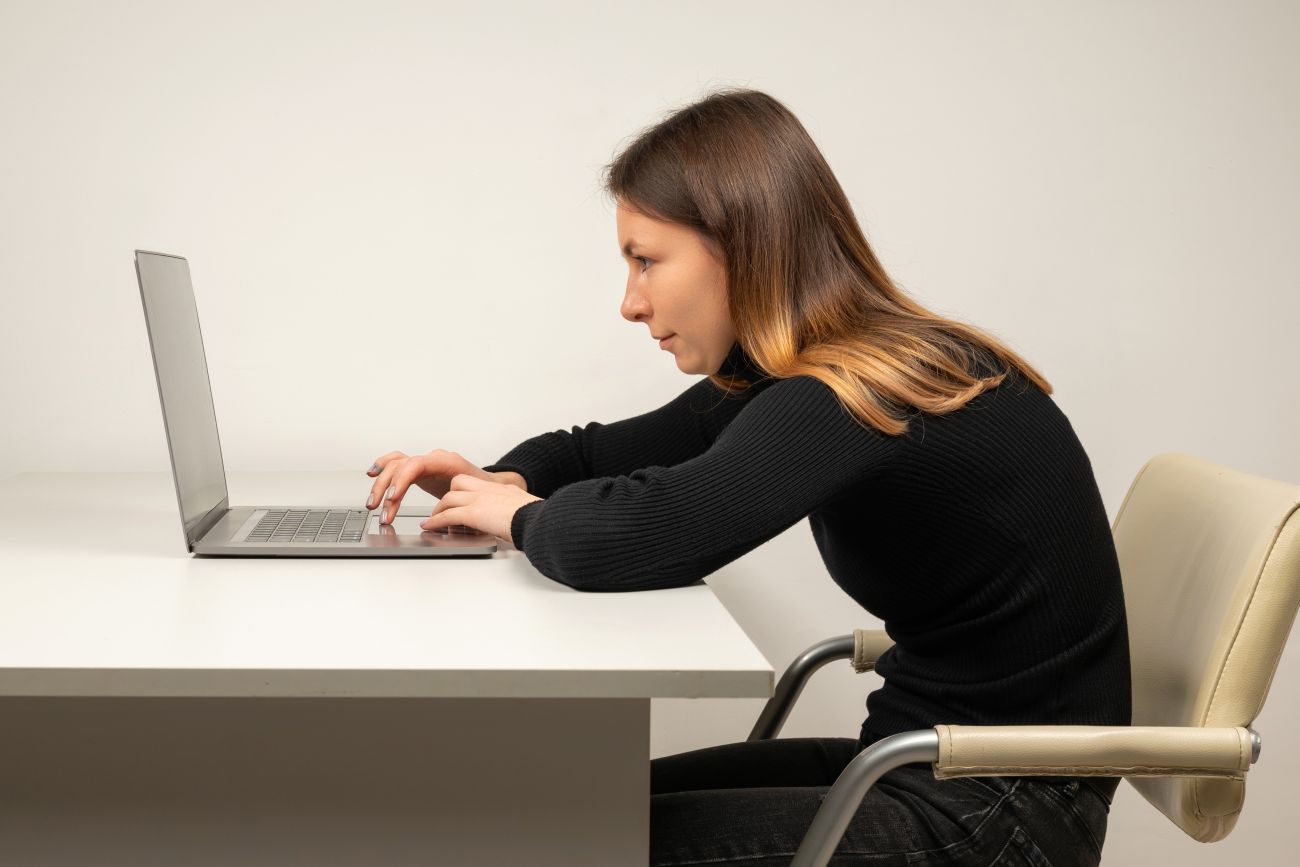 Ergonomia pracy przy komputerze – zadbaj o zdrowie przed ekranem