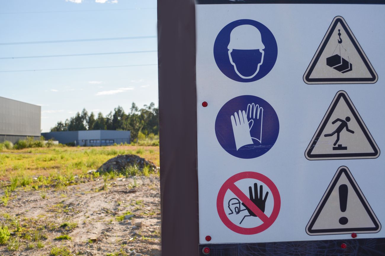 Znaki BHP – jakie są ich rodzaje i jak ich używać zgodnie z przepisami?