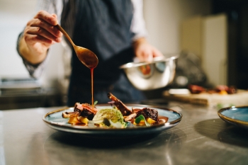 BHP w gastronomii – jak zadbać o bezpieczeństwo personelu i żywności?